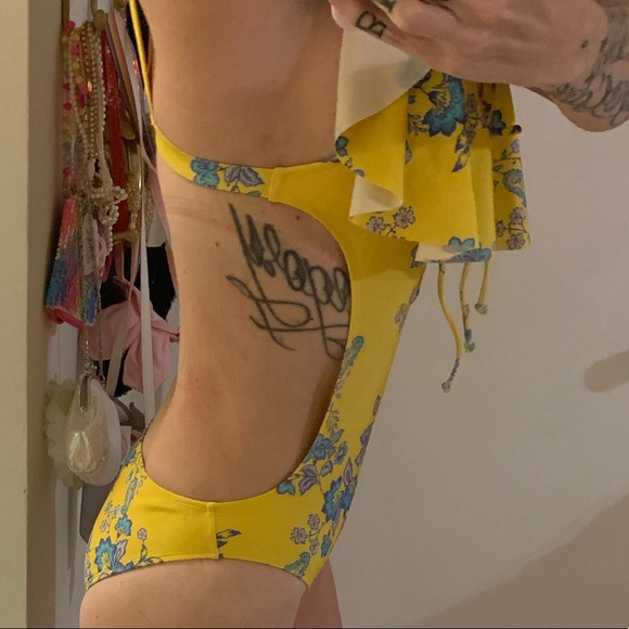 Same Edelman cut out ruffle one piece swimsuit - Picture 2 of 4